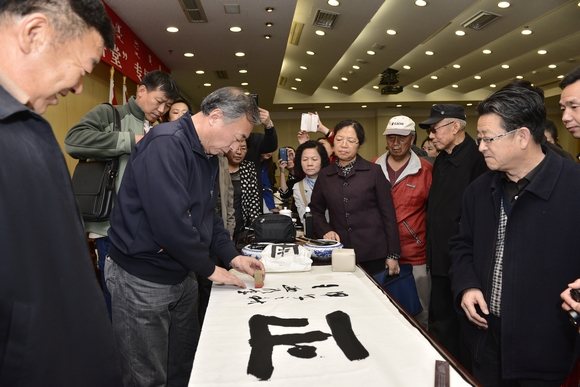 王迺欣04-教文卫体委组织开展青城大讲堂·政协委员讲堂书法讲座，邀请呼市书画院院长王迺欣讲解书法知识.jpg
