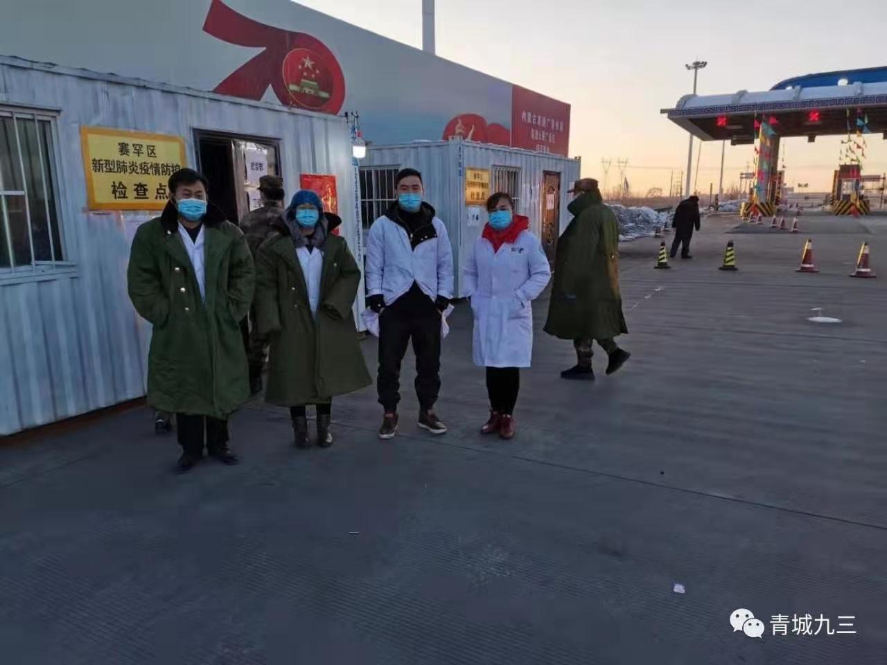 社员李秀娟坚守门诊值班一线，并定期参与呼朔高速呼和浩特南站疫情防控工作.jpg