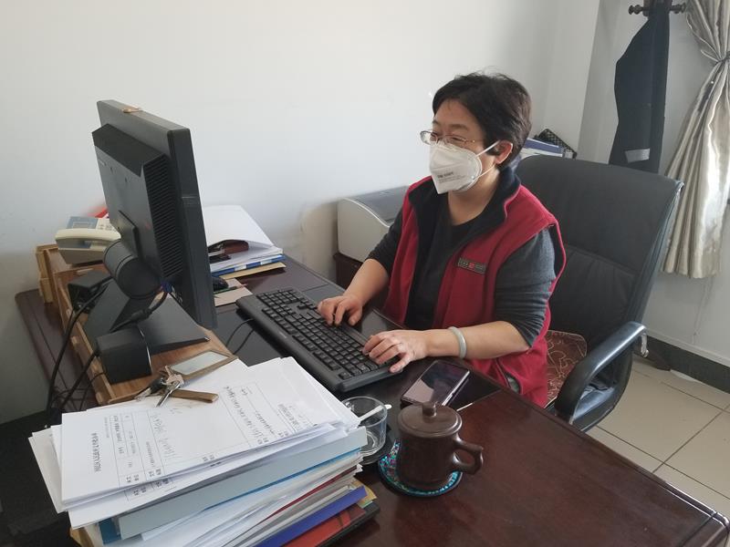 社员徐咫焱从大年初二开始就投入到工作中，监督调查监测回民区辖区内各应急网点的粮油、肉类、蔬菜等居民生活物质的储备、供应，监测保障供电供热、污水处理、交通物流等城市基础设施正常运转-800.jpg
