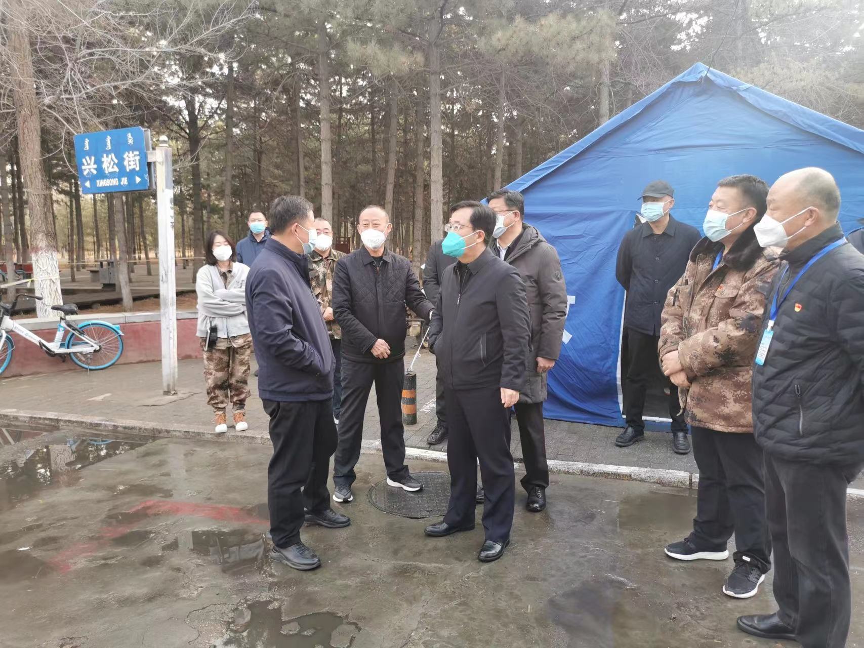 高珍伟赴海拉尔路街道督导疫情防控工作